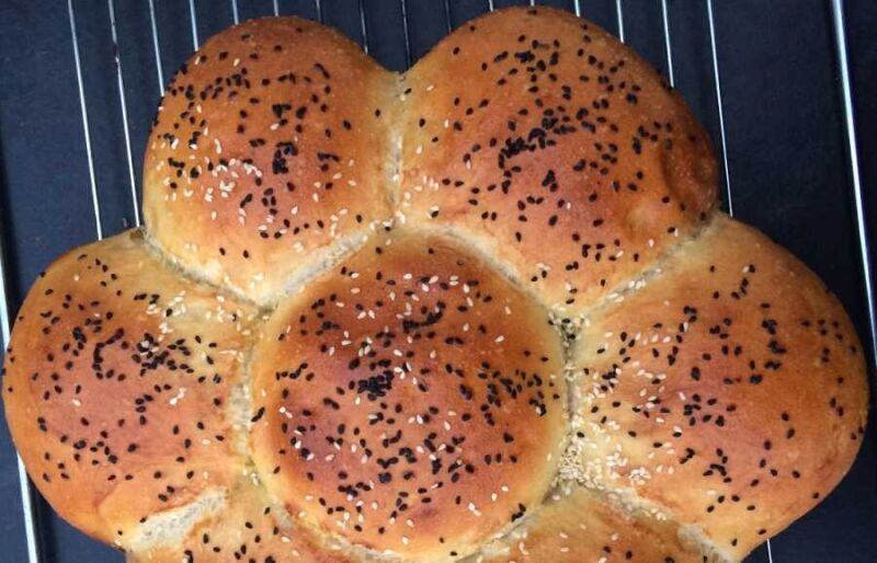 Dil Peynirli Çiçek Ekmek Tarifi - 1