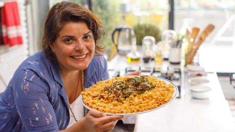 Domates Soslu ve Mantarlı Makarna Tarifi - 1